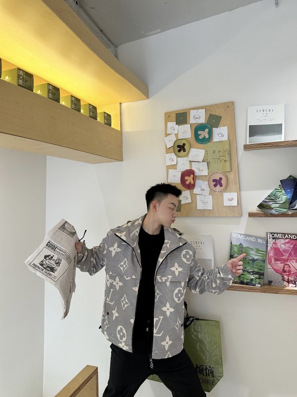 Clothes LOUIS VUITTON 914