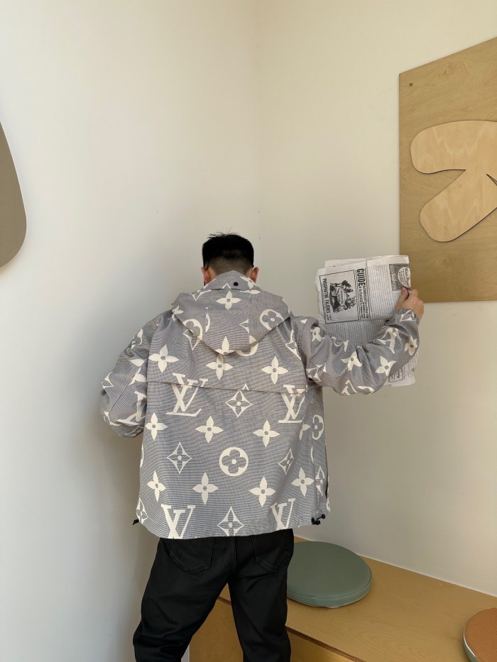 Clothes LOUIS VUITTON 914