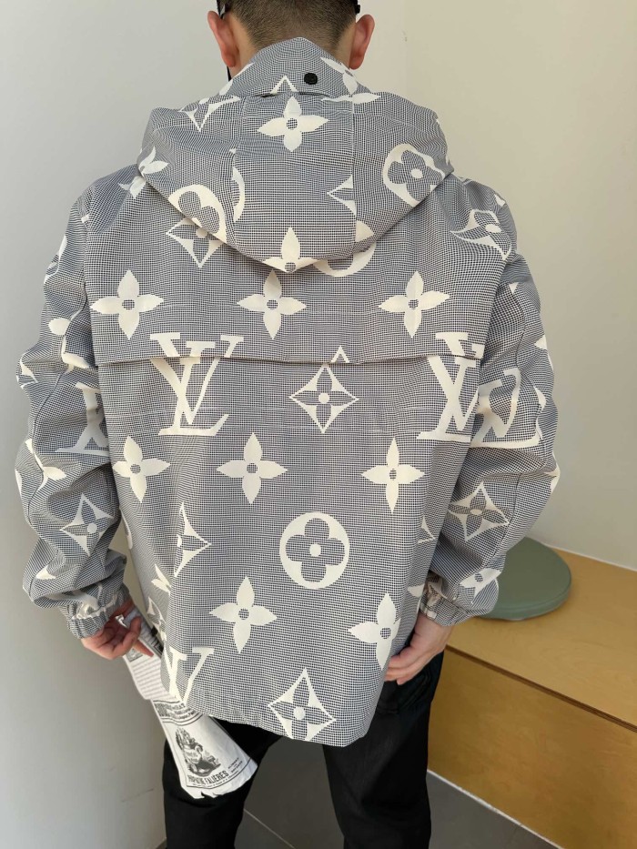 Clothes LOUIS VUITTON 914