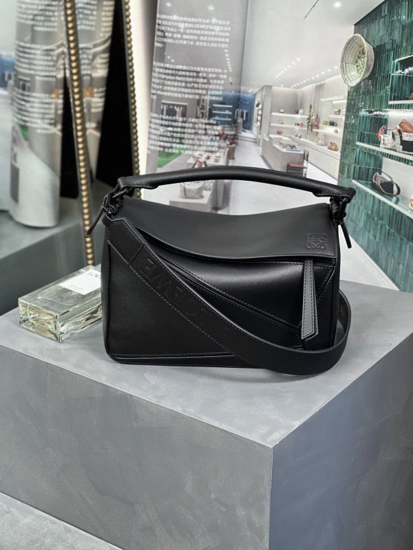 Handbags LOEWE 𝙿𝚞𝚣𝚣𝚕𝚎 size:24-16.5-10.5 cm