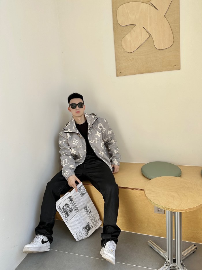 Clothes LOUIS VUITTON 914