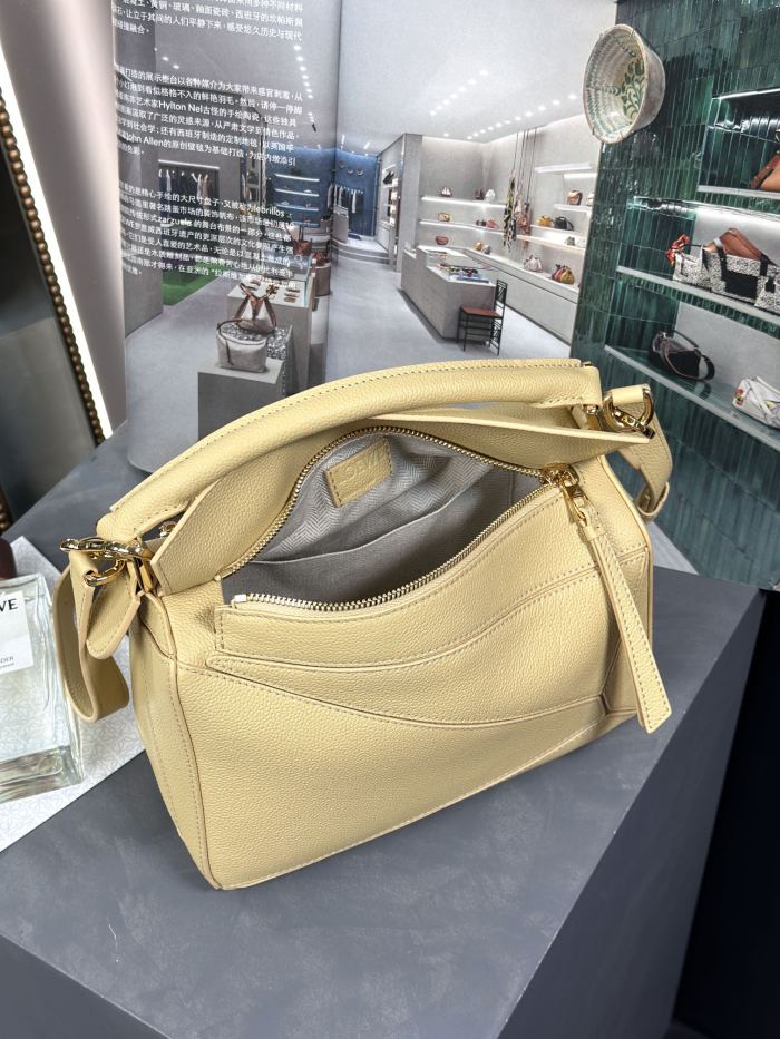 Handbags LOEWE ZP size:24−14-11 cm