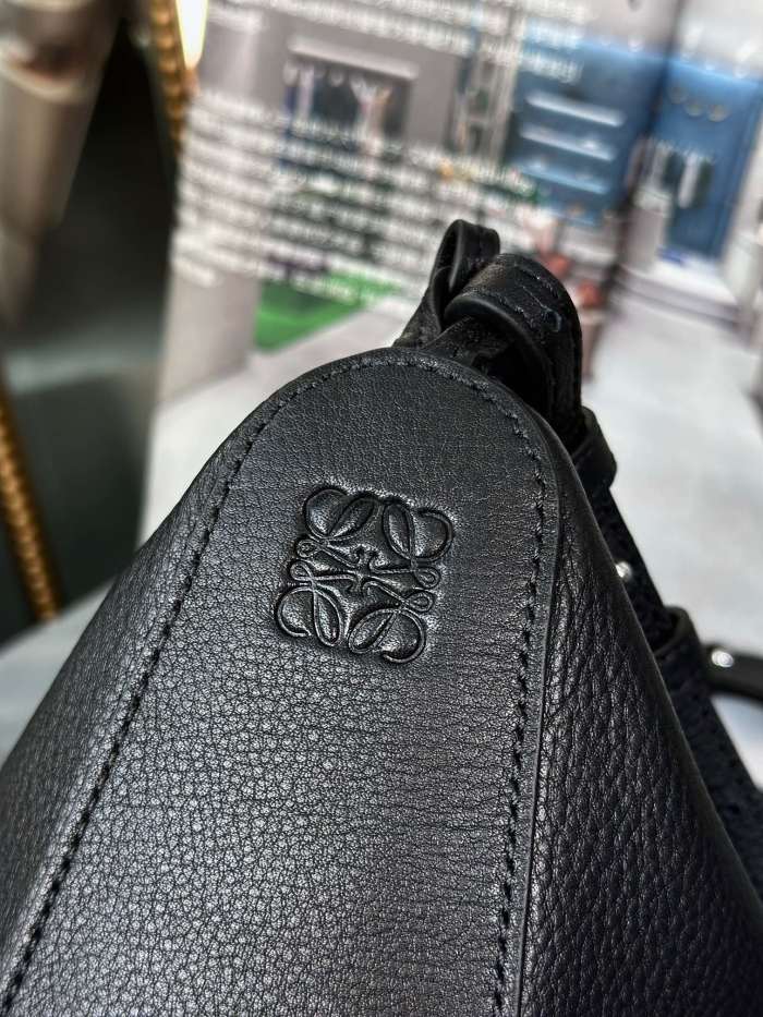 Handbags LOEWE 𝗛𝗮𝗺𝗺𝗼𝗰𝗸 𝗵𝗼𝗯𝗼 size:28-17-9.5 cm