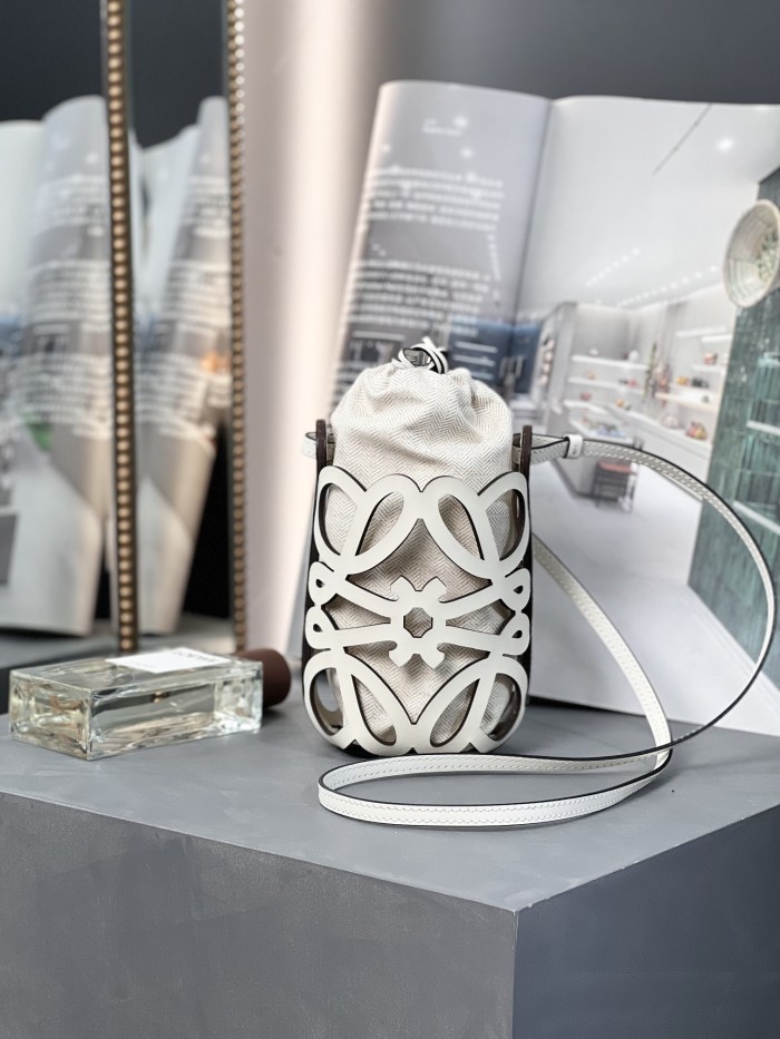 Handbags LOEWE 𝗔𝗻𝗮𝗴𝗿𝗮𝗺 size:21-12-7 cm