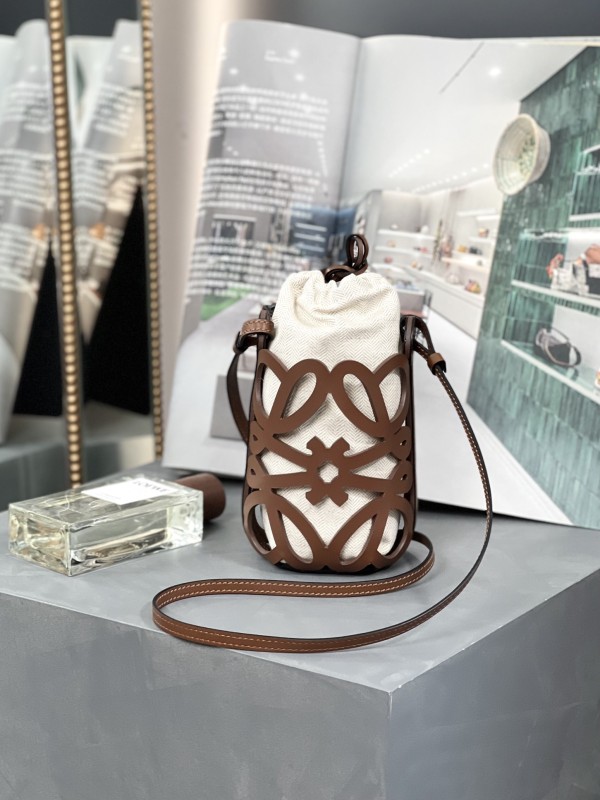Handbags LOEWE 𝗔𝗻𝗮𝗴𝗿𝗮𝗺 size:21-12-7 cm