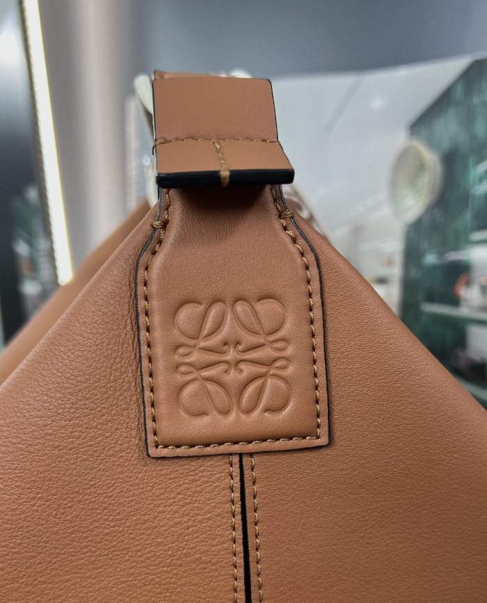 Handbags LOEWE 𝐂𝐮𝐛𝐢 size:43-13.5-29 cm