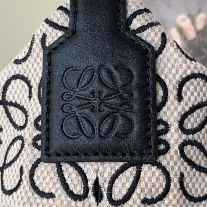 Handbags LOEWE 𝐂𝐮𝐛𝐢 size:21-12-12.5 cm