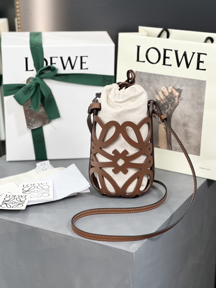 Handbags LOEWE 𝗔𝗻𝗮𝗴𝗿𝗮𝗺 size:21-12-7 cm
