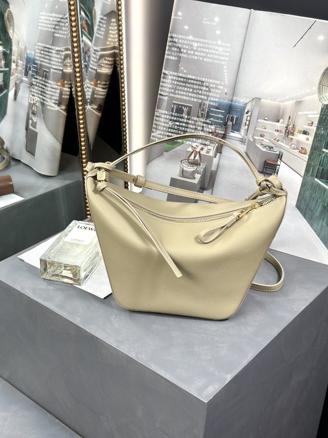 Handbags LOEWE 𝗛𝗮𝗺𝗺𝗼𝗰𝗸 𝗵𝗼𝗯𝗼 size:28-17-9.5 cm