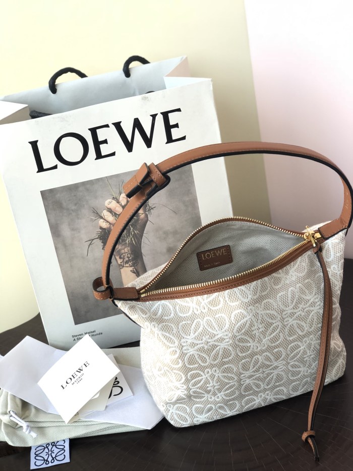 Handbags LOEWE 𝐂𝐮𝐛𝐢 size:21-12-12.5 cm