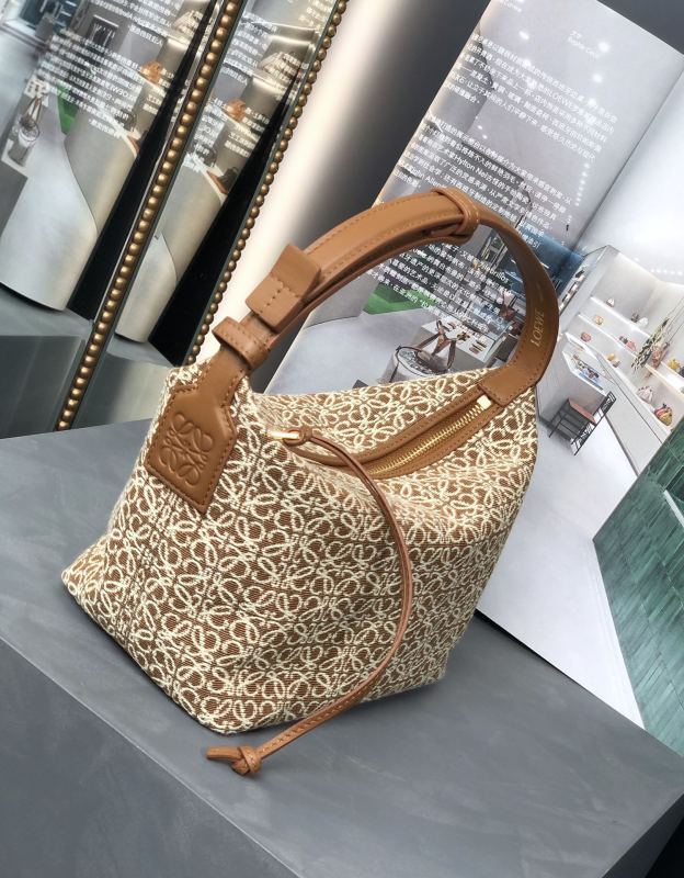 Handbags LOEWE 𝐂𝐮𝐛𝐢 size:21-12-17 cm