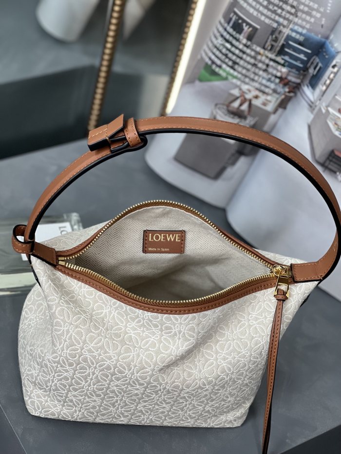 Handbags LOEWE 𝐂𝐮𝐛𝐢 size:21-12-17 cm