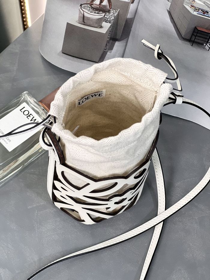 Handbags LOEWE 𝗔𝗻𝗮𝗴𝗿𝗮𝗺 size:21-12-7 cm