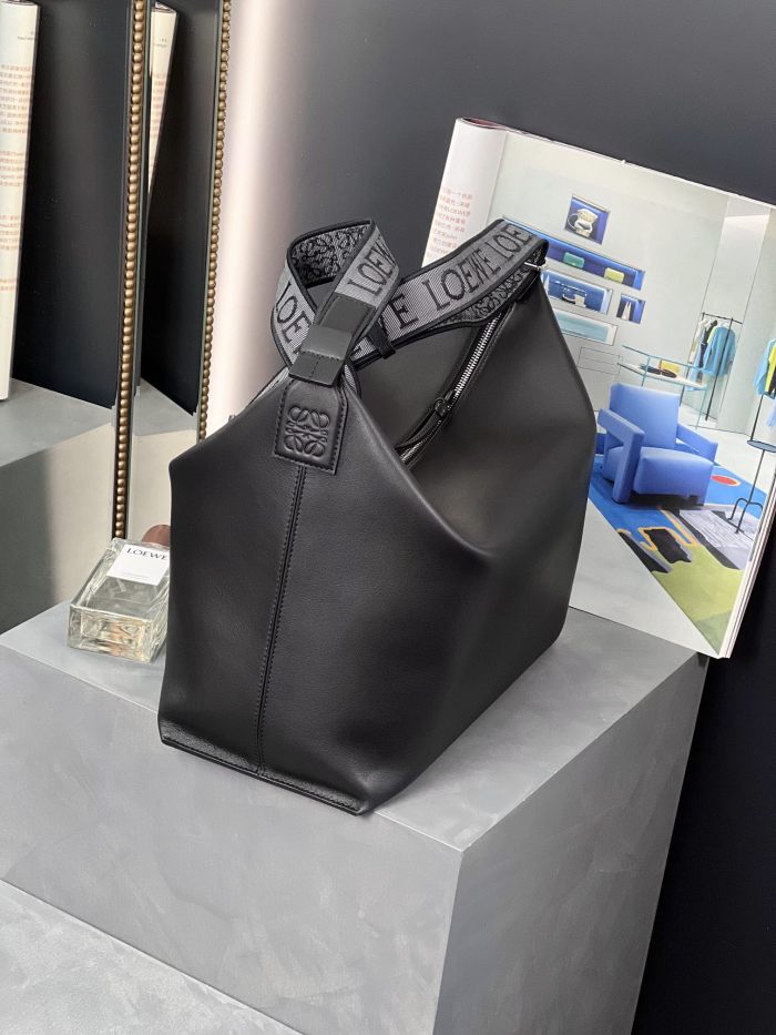 Handbags LOEWE 𝐂𝐮𝐛𝐢 size:43-13.5-29 cm