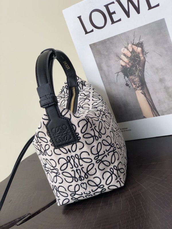 Handbags LOEWE 𝐂𝐮𝐛𝐢 size:21-12-12.5 cm