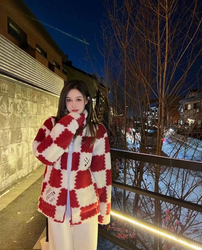 Clothes LOUIS VUITTON 922