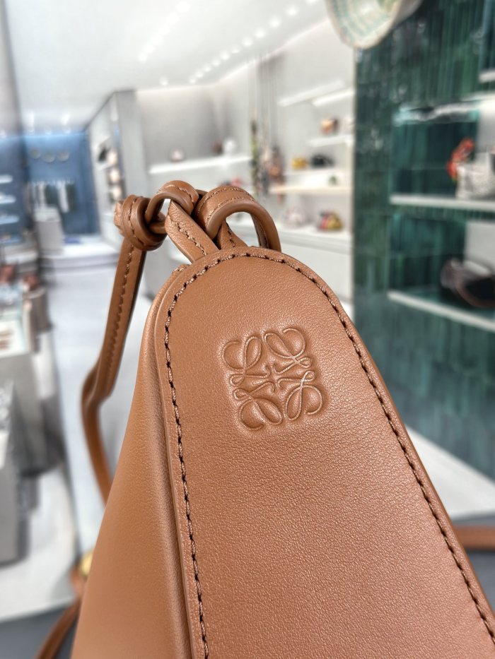 Handbags LOEWE 𝗛𝗮𝗺𝗺𝗼𝗰𝗸 𝗵𝗼𝗯𝗼 size:28-17-9.5 cm