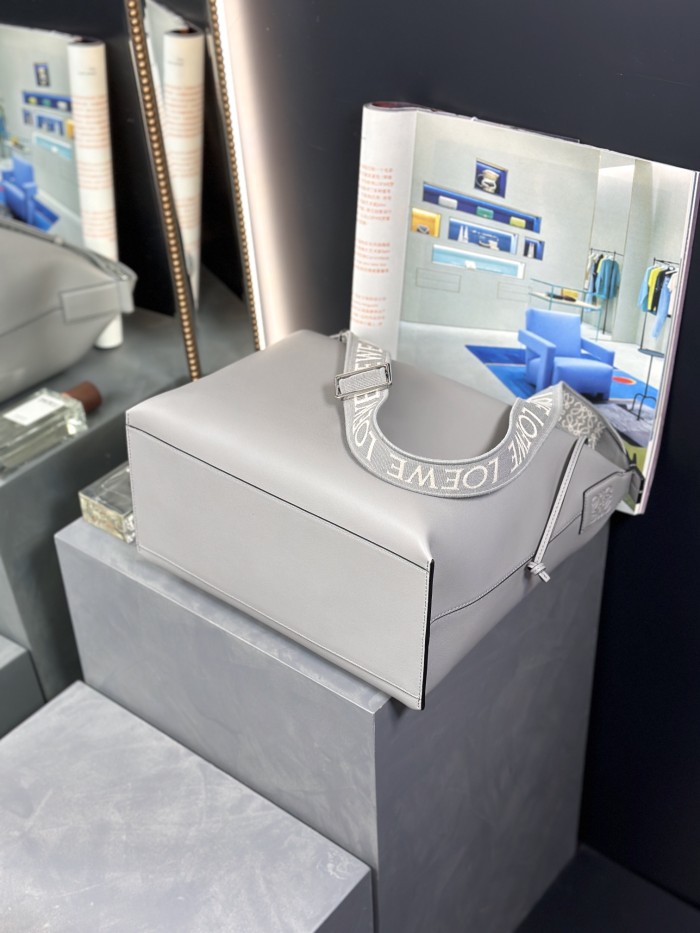 Handbags LOEWE 𝐂𝐮𝐛𝐢 size:43-13.5-29 cm