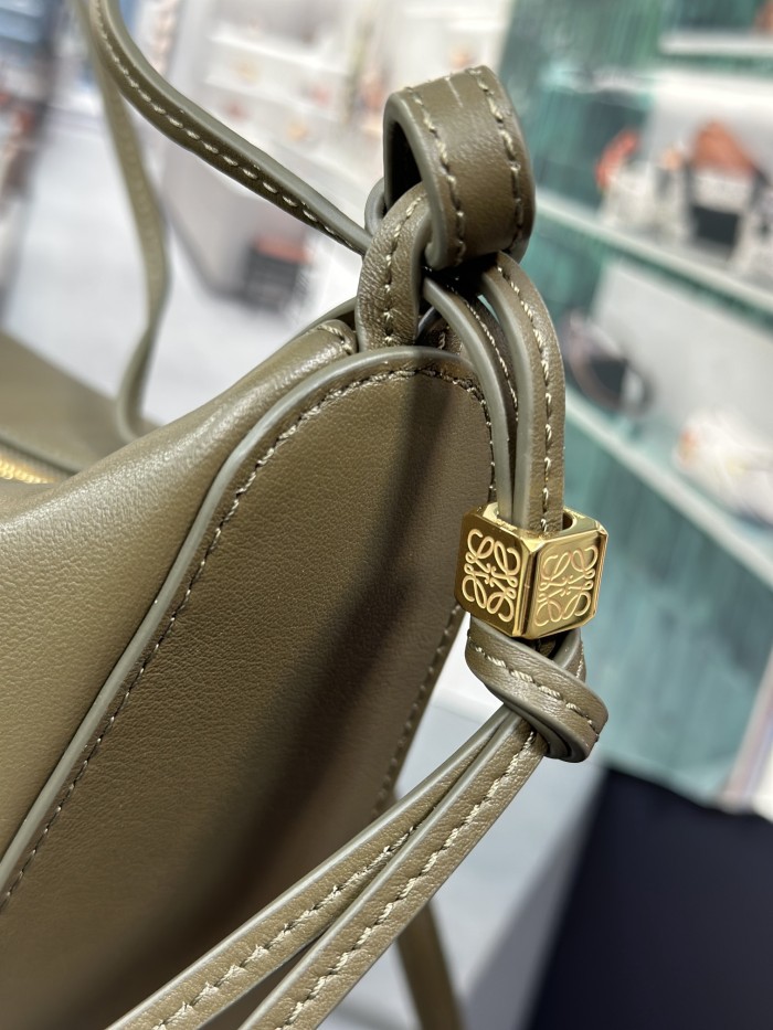 Handbags LOEWE 𝗛𝗮𝗺𝗺𝗼𝗰𝗸 𝗵𝗼𝗯𝗼 size:28-17-9.5 cm