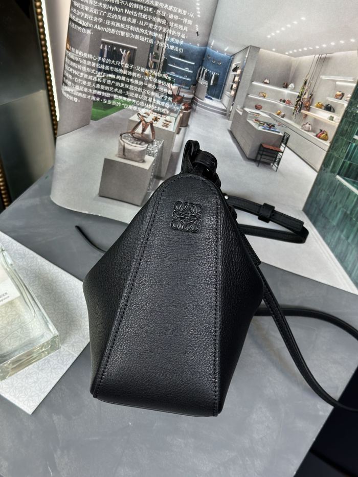 Handbags LOEWE 𝗛𝗮𝗺𝗺𝗼𝗰𝗸 𝗵𝗼𝗯𝗼 size:28-17-9.5 cm