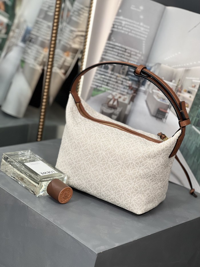 Handbags LOEWE 𝐂𝐮𝐛𝐢 size:21-12-17 cm