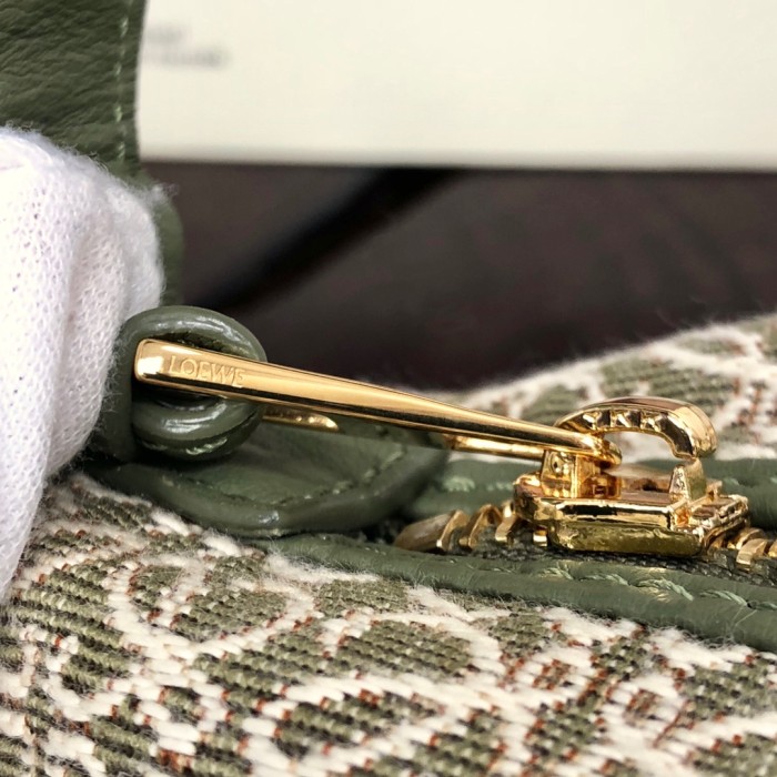 Handbags LOEWE 𝐂𝐮𝐛𝐢 size:21-12-12.5 cm