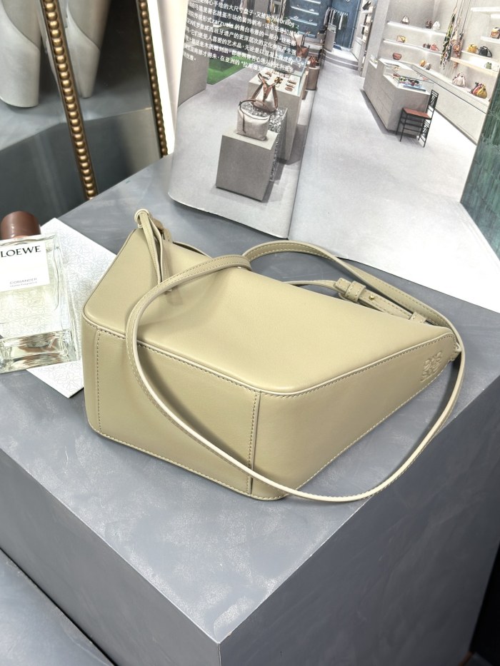 Handbags LOEWE 𝗛𝗮𝗺𝗺𝗼𝗰𝗸 𝗵𝗼𝗯𝗼 size:28-17-9.5 cm