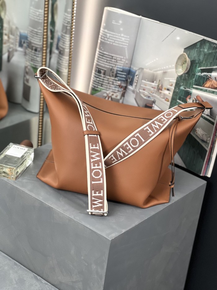 Handbags LOEWE 𝐂𝐮𝐛𝐢 size:43-13.5-29 cm