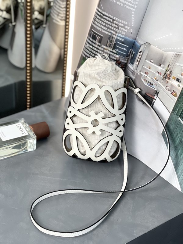 Handbags LOEWE 𝗔𝗻𝗮𝗴𝗿𝗮𝗺 size:21-12-7 cm