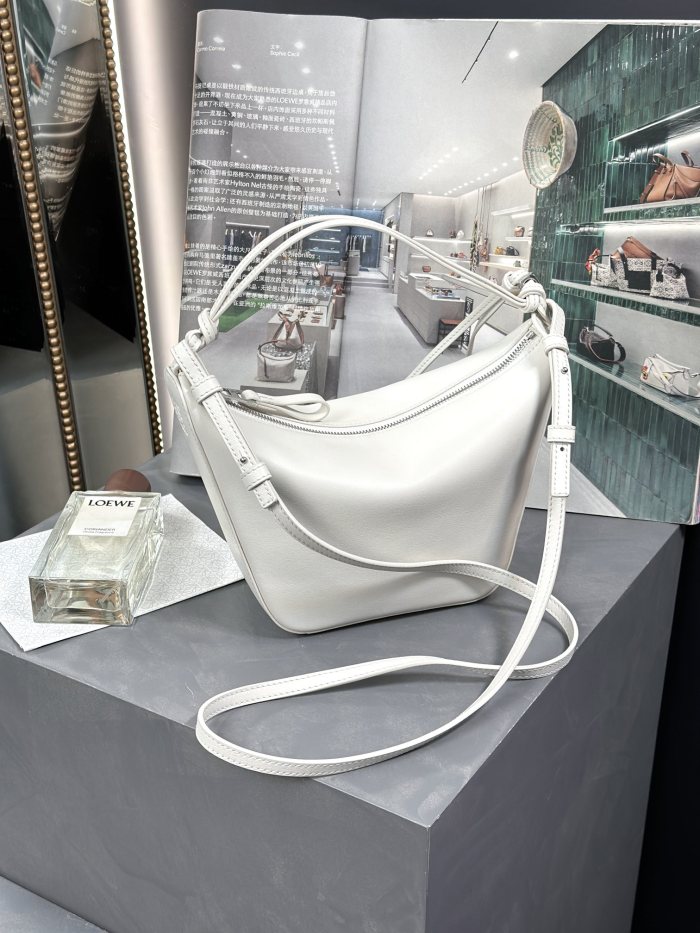 Handbags LOEWE 𝗛𝗮𝗺𝗺𝗼𝗰𝗸 𝗵𝗼𝗯𝗼 size:28-17-9.5 cm