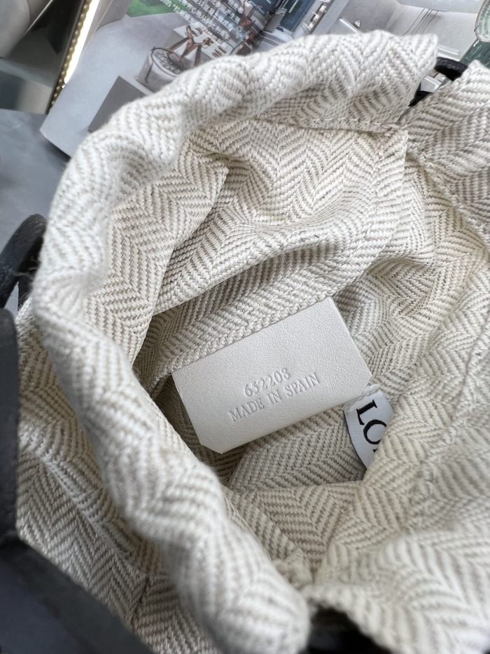 Handbags LOEWE 𝗔𝗻𝗮𝗴𝗿𝗮𝗺 size:21-12-7 cm