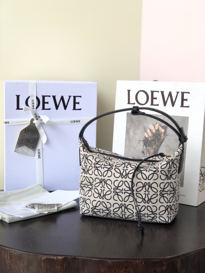 Handbags LOEWE 𝐂𝐮𝐛𝐢 size:21-12-12.5 cm