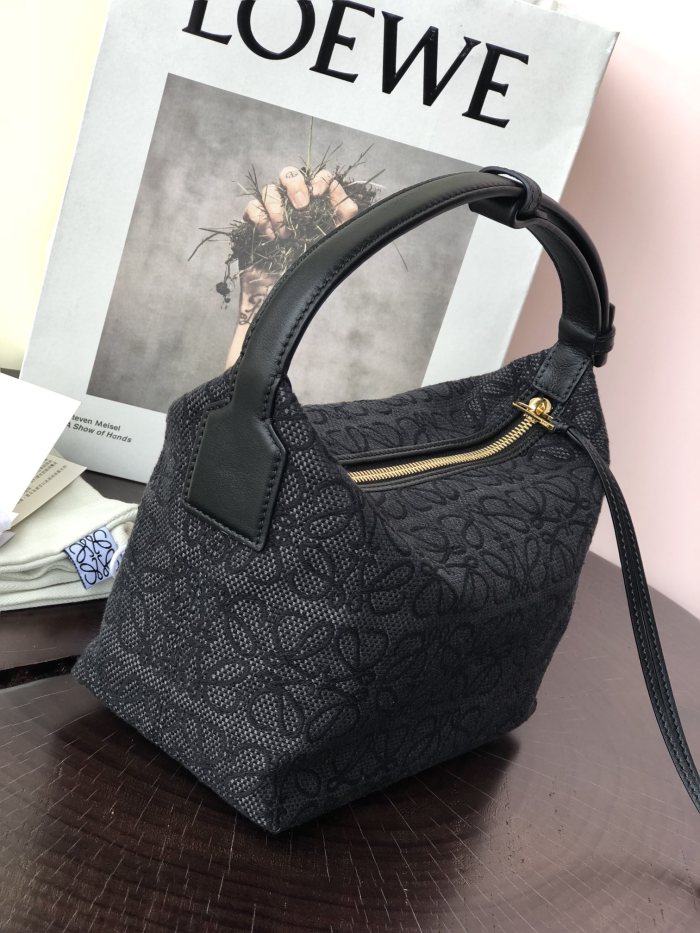 Handbags LOEWE 𝐂𝐮𝐛𝐢 size:21-12-17 cm