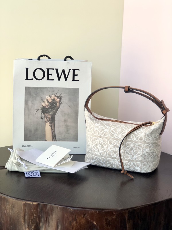 Handbags LOEWE 𝐂𝐮𝐛𝐢 size:21-12-12.5 cm