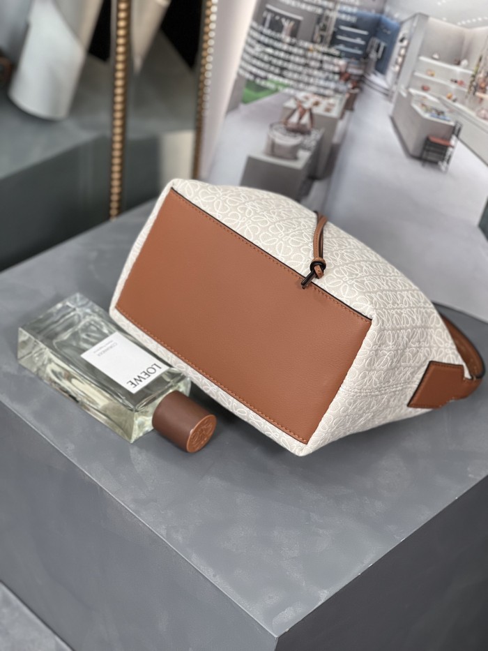 Handbags LOEWE 𝐂𝐮𝐛𝐢 size:21-12-17 cm