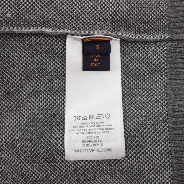 Clothes LOUIS VUITTON 924