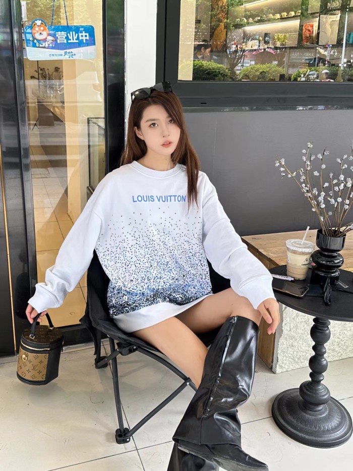 Clothes LOUIS VUITTON 923