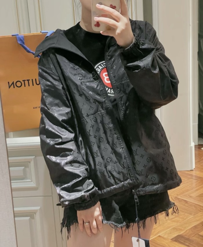 Clothes LOUIS VUITTON 930