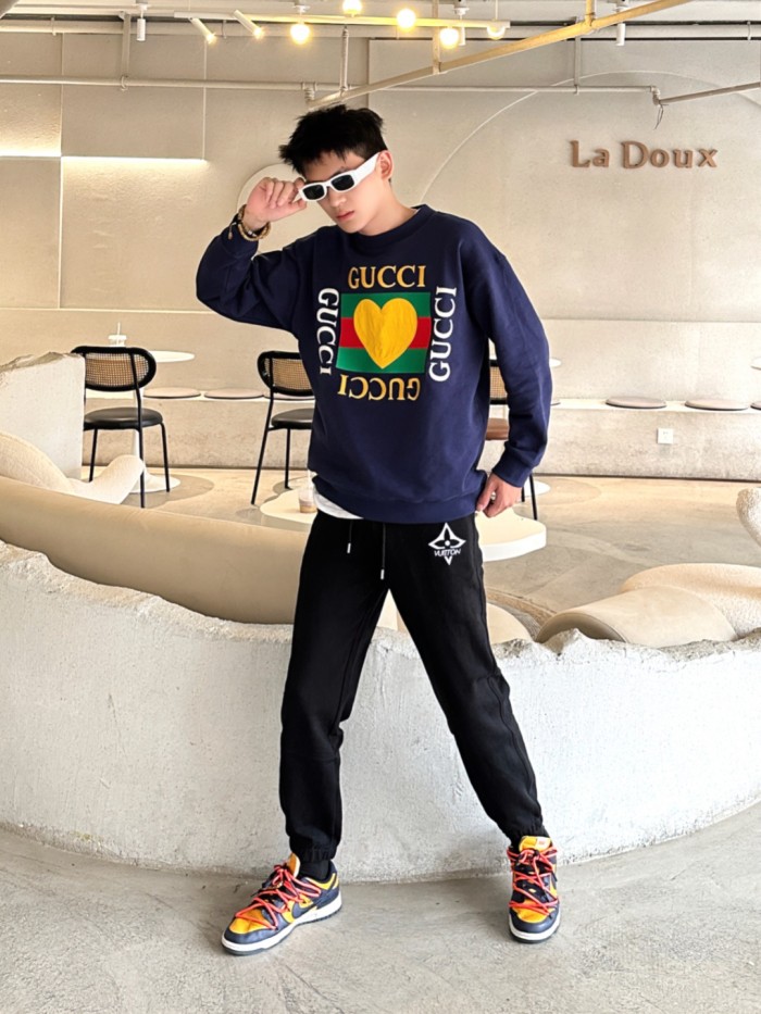 Clothes LOUIS VUITTON 933