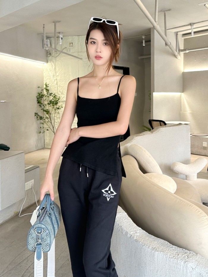 Clothes LOUIS VUITTON 933