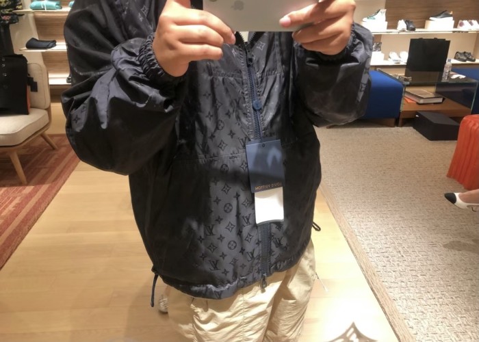 Clothes LOUIS VUITTON 930