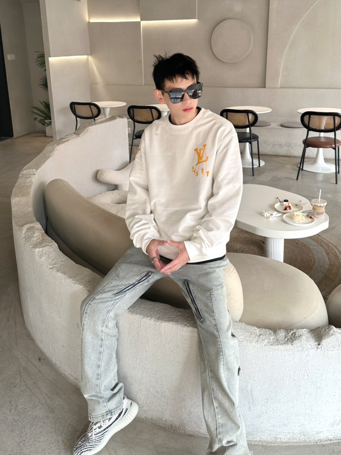 Clothes LOUIS VUITTON 939