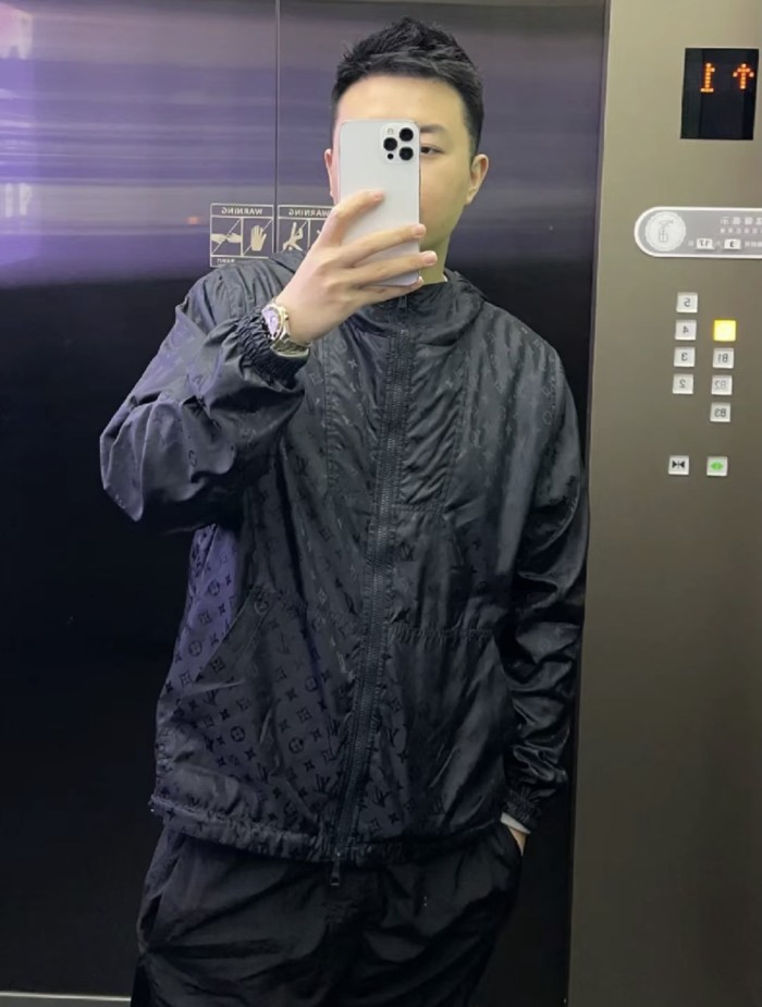 Clothes LOUIS VUITTON 930