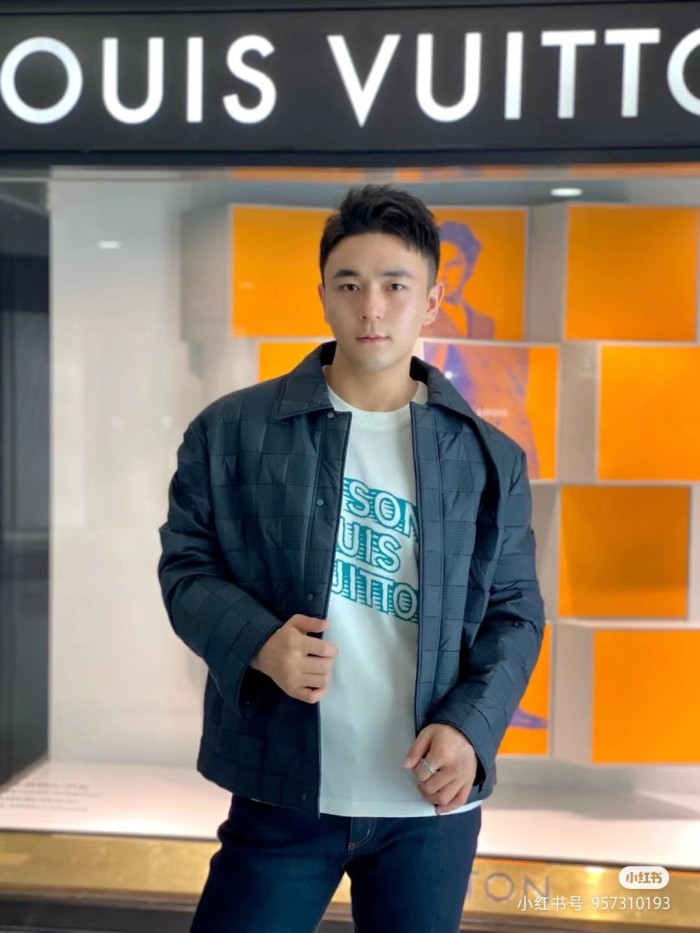 Clothes LOUIS VUITTON 939