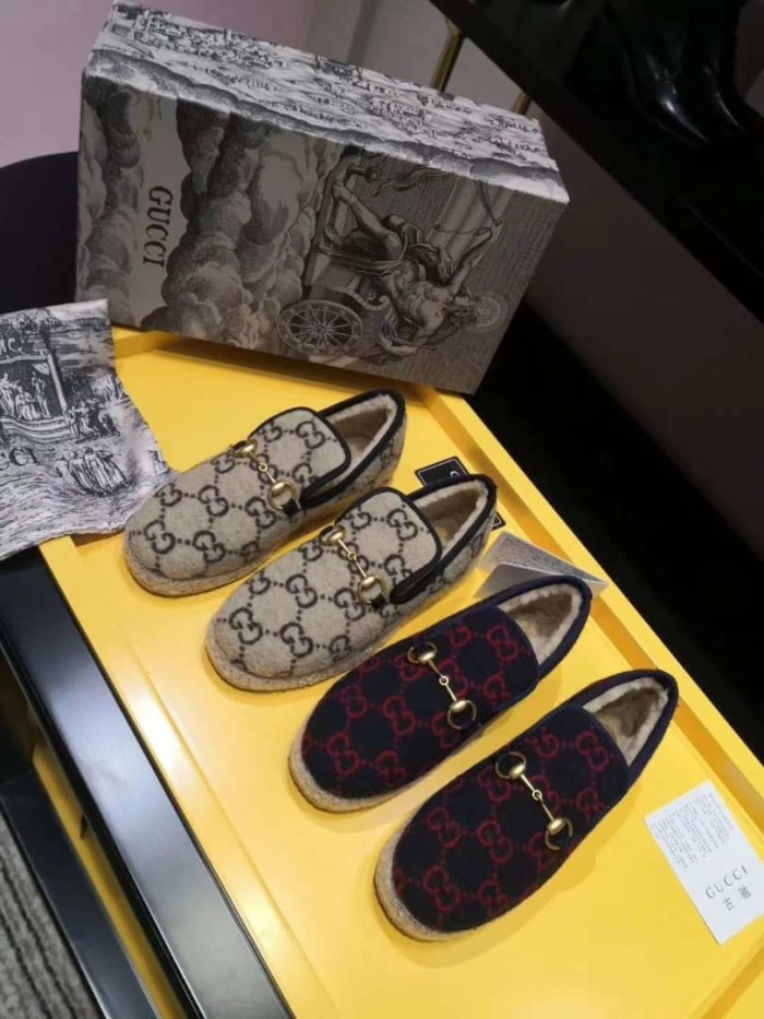 GUCCI Retro horses buckle loaf shoes beige