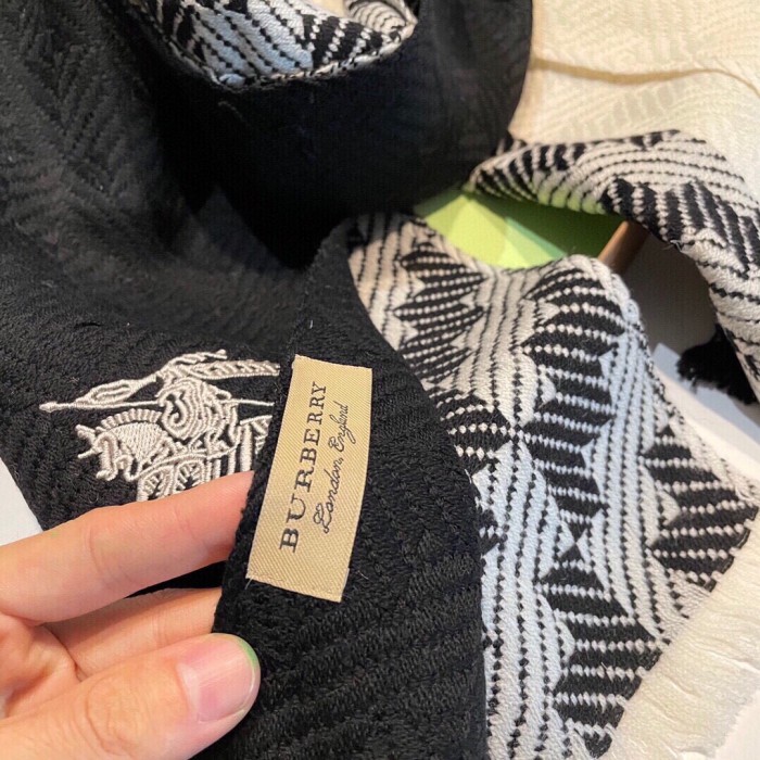 Streetwear Scarf BURBERRY 323689 size： 32x180CM