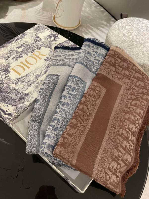 Streetwear Scarf GUCCI 326493 SIZE:140 x 140cm