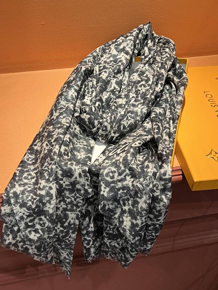 Streetwear Scarf LV 326404 SIZE:110*200cm