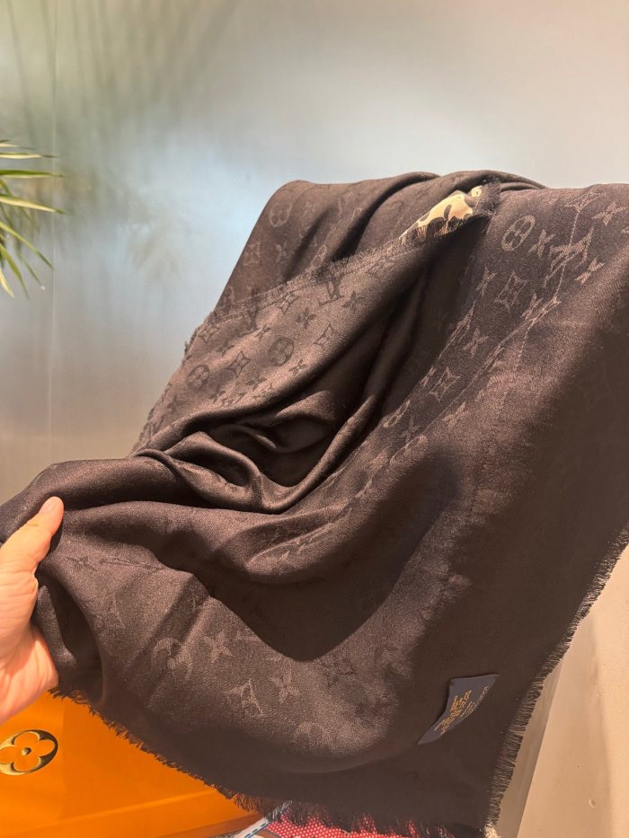 Streetwear Scarf LV 325980 SIZE:140*140cm