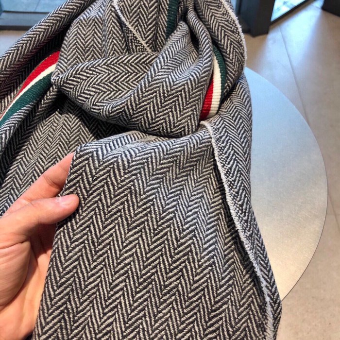 Streetwear Scarf GUCCI 325936 SIZE:70x200cm